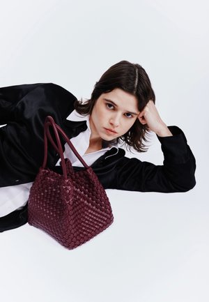 HVISK, BRAIDED STRUCTURE - Τσάντα χειρός - deep burgundy