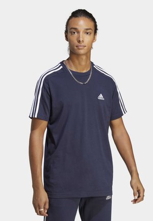 T-shirt sportivo blu navy con strisce bianche sulle spalle, design a girocollo, con il logo Adidas bianco sul petto.