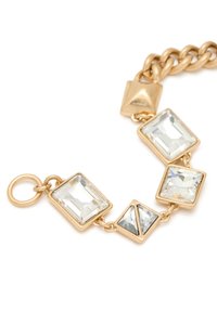 Bracelet en ton or avec de grands cristaux rectangulaires et triangulaires transparents, un design de maillons texturés et un fermoir circulaire.