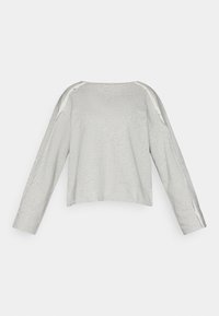 Γκρι μακρυμάνικο πουκάμισο φτιαγμένο από μαλακό ύφασμα, με στρογγυλή λαιμόκοψη και πλαϊνές ραφές σε πιο ανοιχτό χρώμα; περιλαμβάνει μικρό κεντημένο κείμενο μπροστά.