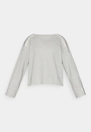 Graues Langarmshirt aus weichem Stoff, mit rundem Ausschnitt und seitlichen Nähten in einer helleren Farbe; enthält kleinen gestickten Text auf der Vorderseite.