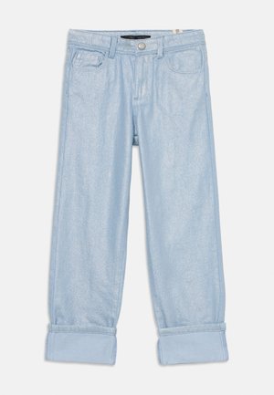 Jeans de pierna recta de color azul claro con una textura brillante, diseño de cinco bolsillos, con dobladillos enrollados y un acabado metálico. Cierre de botón en la cintura.