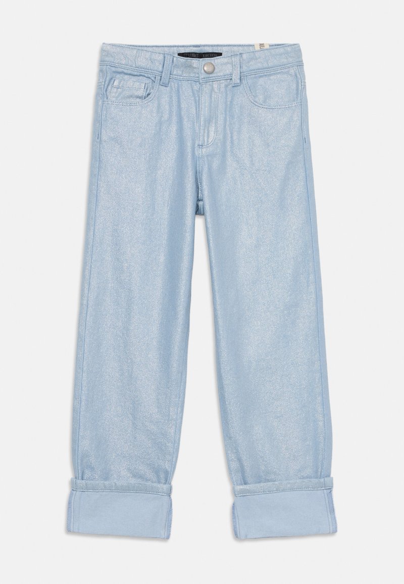 Jeans de pierna recta de color azul claro con una textura brillante, diseño de cinco bolsillos, con dobladillos enrollados y un acabado metálico. Cierre de botón en la cintura.