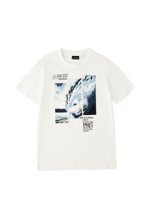 T-shirt bianca con grafica a tre pannelli di un’onda blu dell’oceano e testo nero sull'evento di surf sulla costa della California del 1985.
