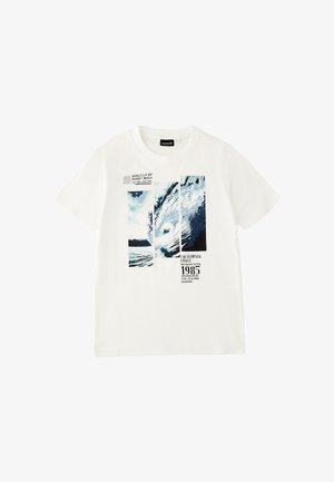 T-shirt bianca con grafica a tre pannelli di un’onda blu dell’oceano e testo nero sull'evento di surf sulla costa della California del 1985.