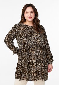 Tunika s uzorkom leoparda, dugi rukavi, okrugli izrez, slobodan kroj, višeslojni dizajn, lagana tkanina, smeđi i crni color palette.