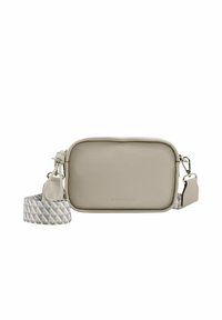 Beige synthetische Umhängetasche in rechteckiger Form, mit einem gemusterten, verstellbaren Tragegurt und silbernen Hardware-Akzenten.