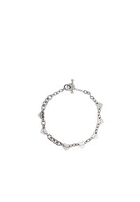 Pulsera de cadena de plata con acentos metálicos en forma de triángulo y corazón. Cierre de gancho que permite un ajuste en el tamaño. Superficie lisa y reflectante.