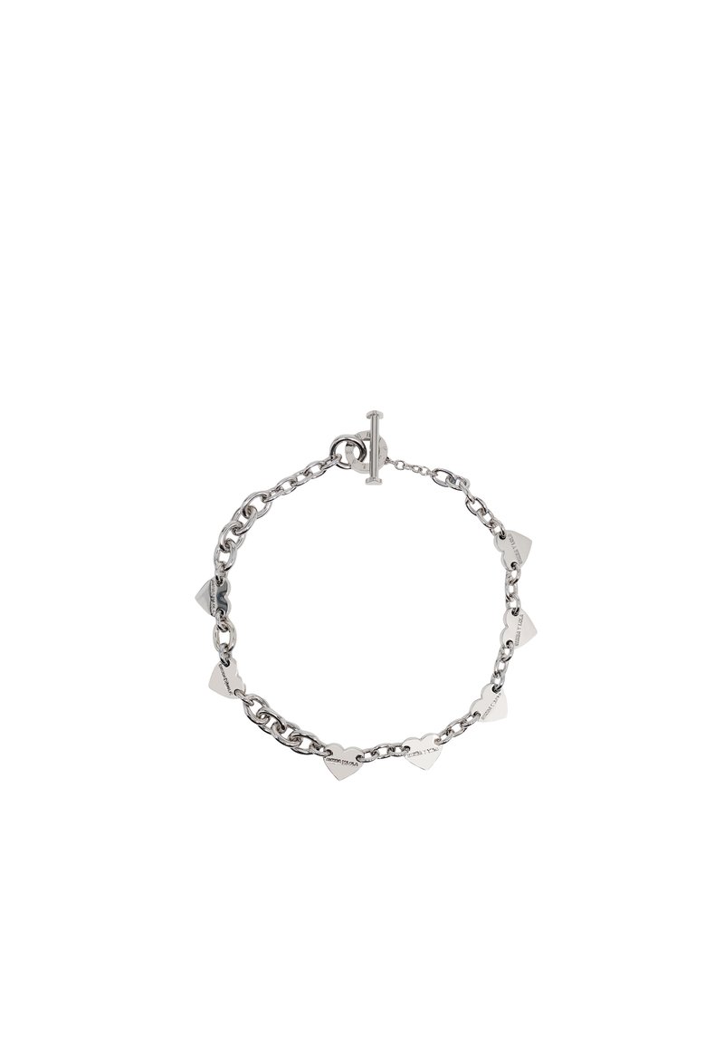 Pulsera de cadena de plata con acentos metálicos en forma de triángulo y corazón. Cierre de gancho que permite un ajuste en el tamaño. Superficie lisa y reflectante.