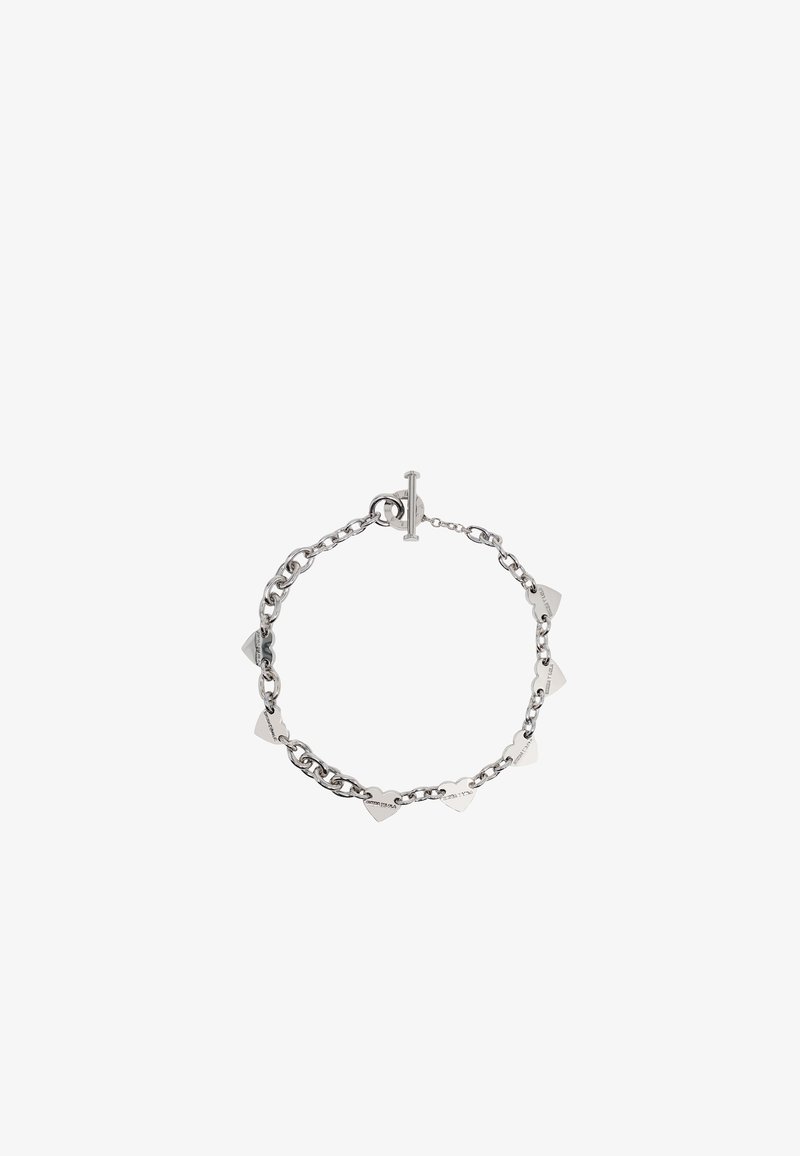 Pulsera de cadena de plata con acentos metálicos en forma de triángulo y corazón. Cierre de gancho que permite un ajuste en el tamaño. Superficie lisa y reflectante.