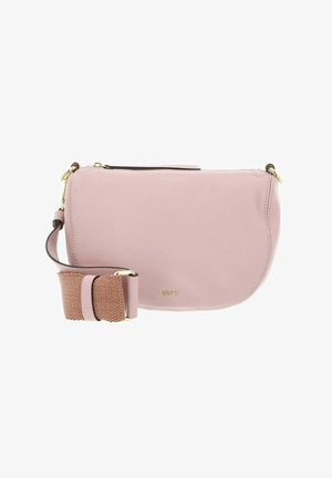 Bolso cruzado de cuero rosa con textura suave, diseño redondeado, acentos de hardware dorado y detalle de correa trenzada.