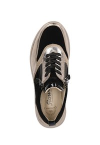 Schwarze und goldene Sneaker aus Wildleder und metallischem Leder, runde Zehenform, schwarze Schnürsenkel und Reißverschlussakzente an den Seiten. Flache Sohle.