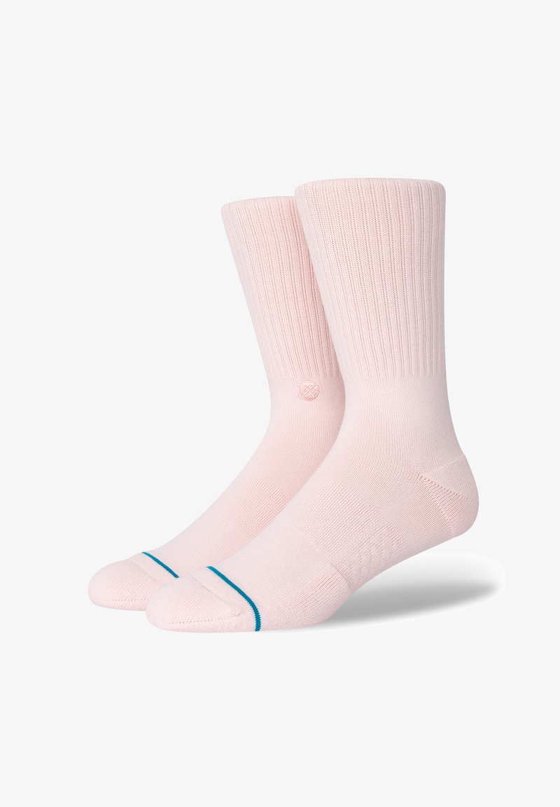 Rózsaszín crew zoknik bordázott textúrával, kontrasztos téglalap alakú teali csíkokkal a lábujjnál, és egy kis kör alakú logóval a bokánál.