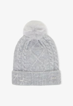 Graue gestrickte Mütze mit Zopfmuster und einem weichen, künstlichen Fellbommel obenauf. Sie verfügt über einen gerippten Bund und ein kleines Logotag an der Seite.