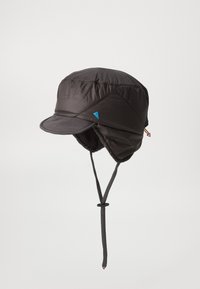 Chapeau noir isolé avec un bord légèrement incurvé, des rabats d'oreilles en polaire douce et un accent triangulaire bleu. Sangle ajustable au menton incluse.