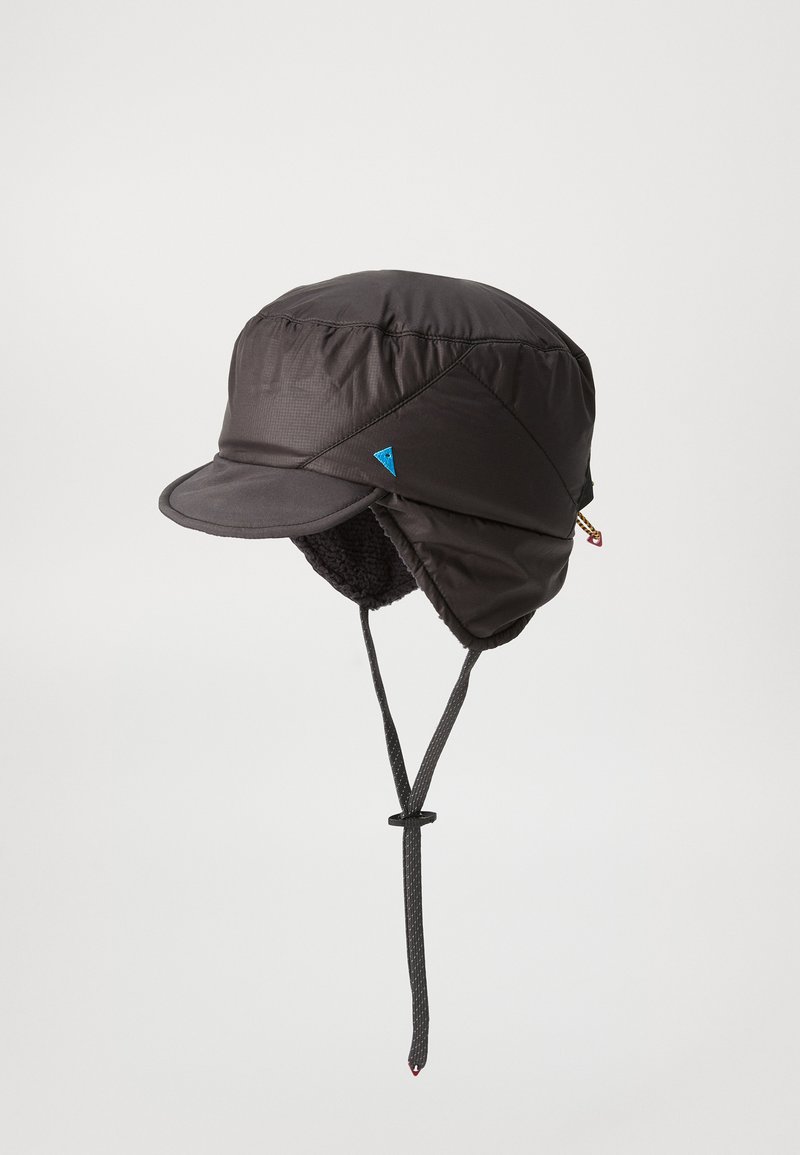 Chapeau noir isolé avec un bord légèrement incurvé, des rabats d'oreilles en polaire douce et un accent triangulaire bleu. Sangle ajustable au menton incluse.