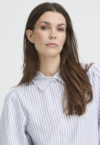 Overhemd met blauw-witte verticale strepen, een kraag, pofmouwen en een gladde, lichtgewicht stoftextuur.