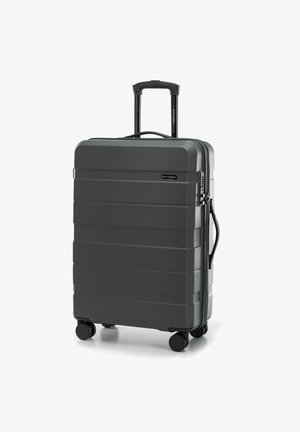 Šedý tvrdý kufr s horizontálními drážkami, teleskopickou rukojetí, horní rukojetí pro nošení a čtyřmi černými kolečky pro snadnou mobilitu.