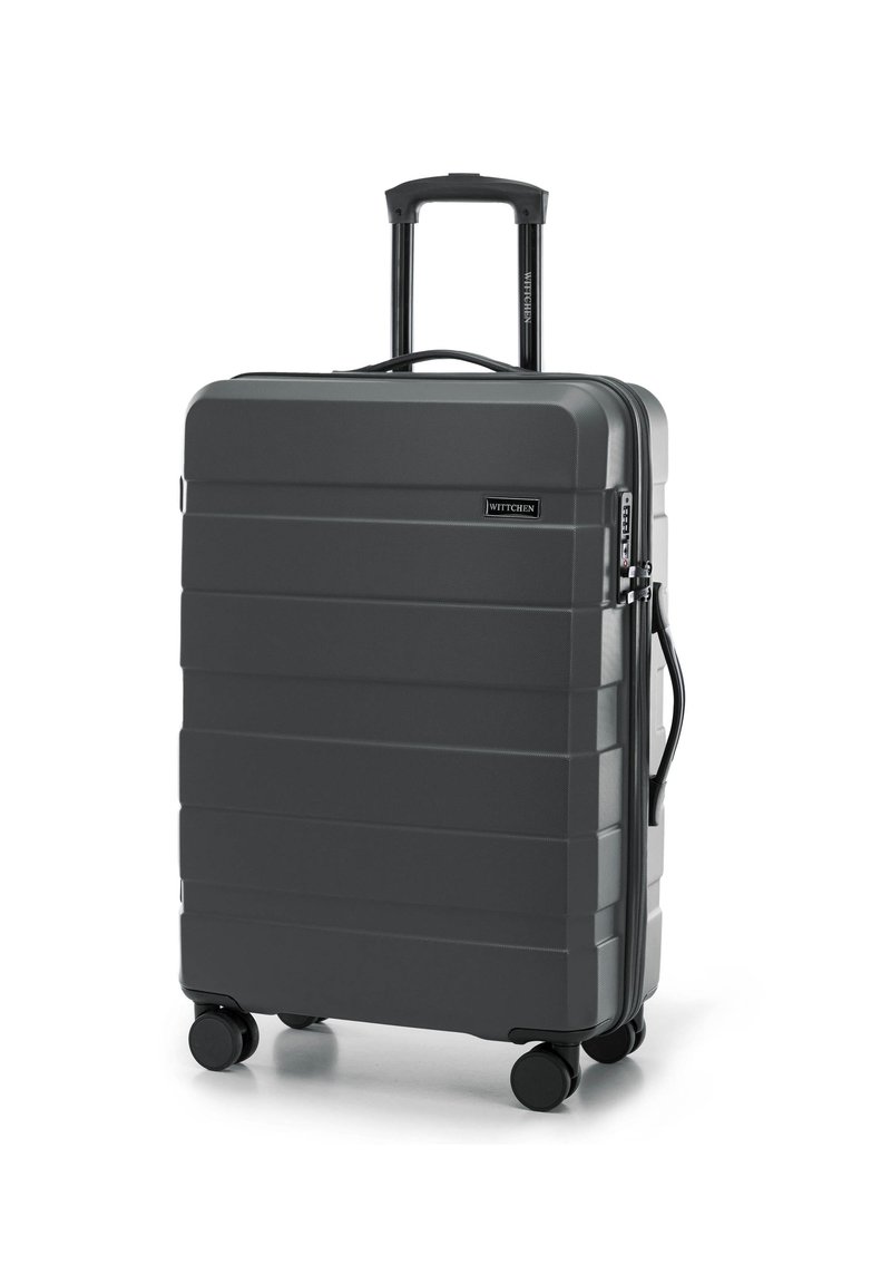 Maleta rígida gris con surcos horizontales, asas retráctiles y superior, y cuatro ruedas negras para facilitar su movilidad.