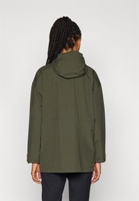 Patagonia OUTDOOR EVERYDAY RAIN JACKET - Casaco impermeável - pine needle green