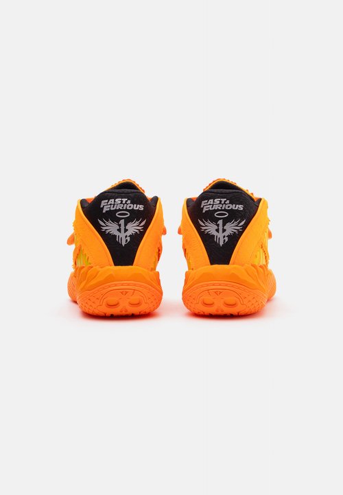 PUMA MB05 COLLAB JR UNISEX - Basketball shoes - heat fire/lux lime — foto 3