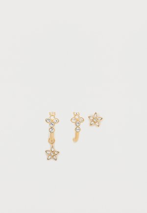 Orecchini placcati in oro con design floreale, impreziositi da strass trasparenti. Un orecchino presenta un piccolo ciondolo a forma di stella pendente.