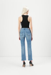 Replay ZOLIE PANTS HYPERFLEX ORIGINAL - Džínsy s rovným strihom - light blue