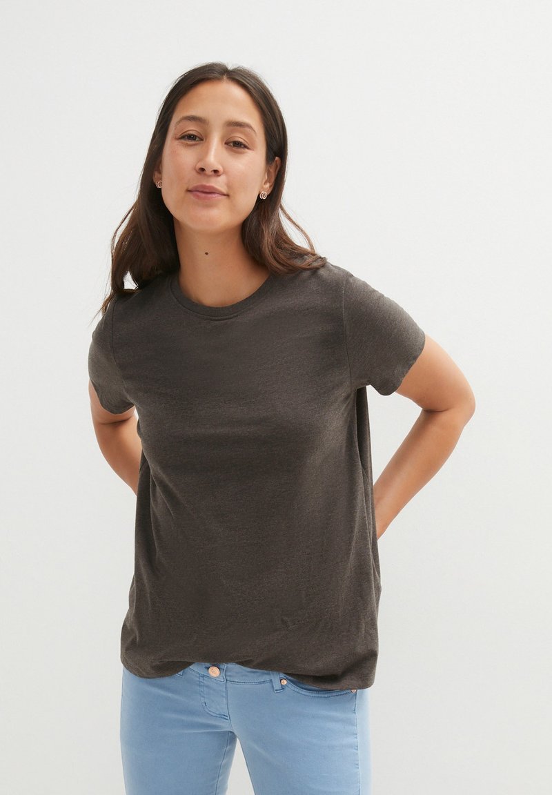 T-shirt grigio scuro a maniche corte realizzato in tessuto morbido, con colletto rotondo, caratterizzato da una vestibilità comoda e una texture liscia.