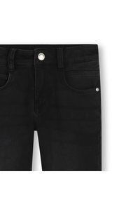 Blugi din denim negru cu croială slim, design cu cinci buzunare, închidere cu nasture metalic și detalii vizibile de cusături de-a lungul buzunarelor și cusăturilor.