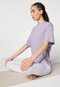 Puma STUDIO TWIST TEE  - Spordi T-särk - pale plum