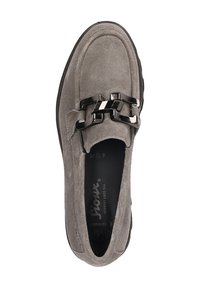 Graue Wildleder-Loafer mit einer schwarzen Kettenakzentuierung auf der Vorderseite und einem gepolsterten Innenraum. Das Design beinhaltet eine abgerundete Zehenpartie und eine flexible Sohle.