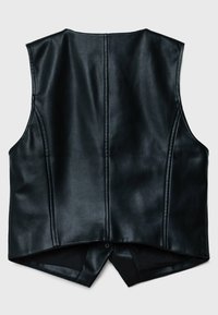 Zwarte leren vest met mouwloos ontwerp. Kenmerkend zijn de soepele textuur, de open rug en de drukknoopsluiting. Naaddetails voegen structuur toe.