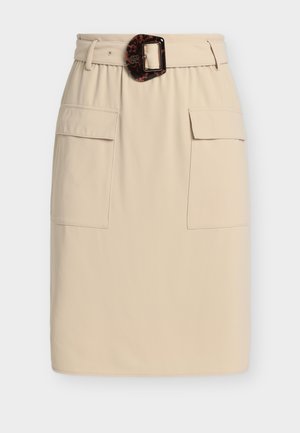 Jupe beige longueur genou avec grandes poches avant à rabat et ceinture assortie avec boucle en écaille de tortue.