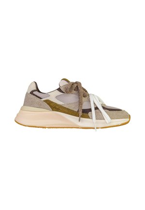 Sneaker in camoscio beige e marrone con pannelli in mesh e due serie di lacci, uno spesso marrone e uno sottile bianco, su sfondo bianco.