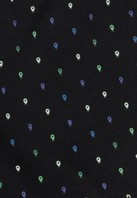 Czarny materiał z małym, powtarzającym się wzorem kolorowych kropek w niebieskim, zielonym i purpurowym, charakteryzujący się miękką teksturą i subtelnym połyskiem.