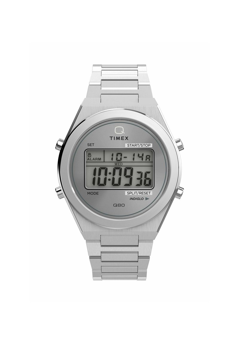 Montre numérique Timex Q80 avec un boîtier et un bracelet en acier inoxydable argenté, grand écran LCD, boutons marqués et fonction 'Indiglo'.