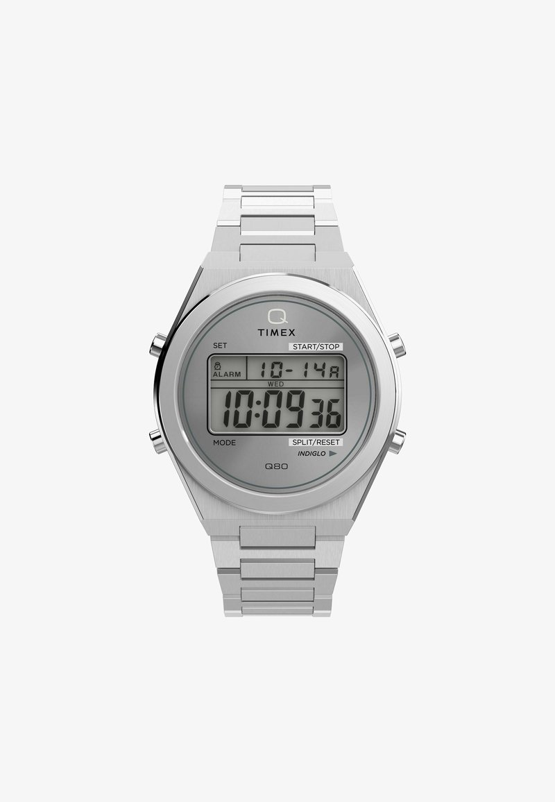 Montre numérique Timex Q80 avec un boîtier et un bracelet en acier inoxydable argenté, grand écran LCD, boutons marqués et fonction 'Indiglo'.
