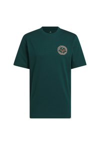 Dunkelgrünes Baumwoll-T-Shirt mit kurzen Ärmeln, Rundhalsausschnitt und einem runden Logo-Patch auf der linken Brustseite mit orangefarbenen Akzenten.