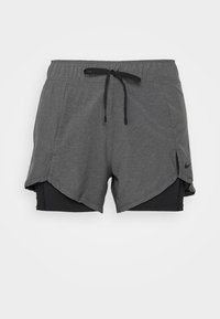 Grå atletiska shorts med ett andningsbart ytterskikt och tajta svarta inner-shorts. Har en elastisk midja och justerbar dragsko.