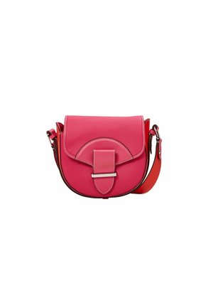 Petit sac bandoulière rond en cuir rose avec rabat, sangle avant et boucle argentée, bandoulière réglable sur fond blanc.