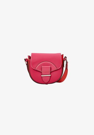 Bolso pequeño redondo de cuero rosa para llevar cruzado con solapa, correa frontal y hebilla plateada, correa de hombro ajustable sobre fondo blanco.