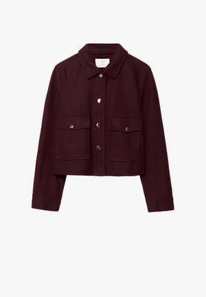 Bordeauxfarbene cropped Jacke aus Wolle mit spitzem Kragen, zwei Fronttaschen und silbernen Druckknöpfen an der Knopfleiste.