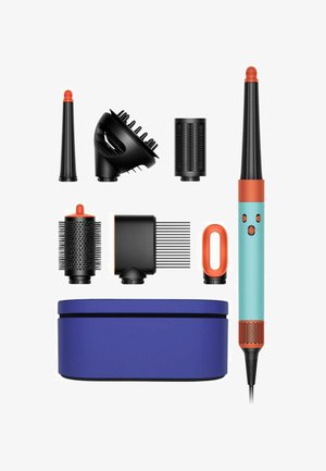 Sætoverfrisørredskaber med et turkist håndtag, orange detaljer, flere sorte vedhæftninger og en rund blå opbevaringsbeholder.