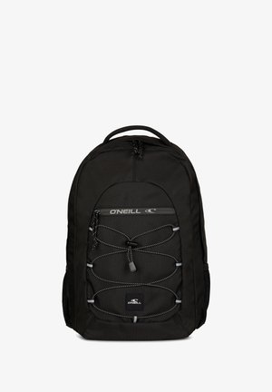 Schwarzer Rucksack aus strukturiertem Stoff, mit einer vorderen Reißverschlusstasche und Bungee-Kordel-Akzenten. Verfügt über verstellbare Riemen und einen Tragegriff an der Oberseite.