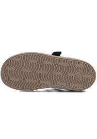 Černé sandály s texturovanou gumovou podrážkou se vlnitým vzorem, lehkým designem a nastavitelným zámečkem pro bezpečné nošení.