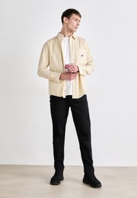 Tommy Hilfiger CORE HARLEM STAY - Jean droit - black