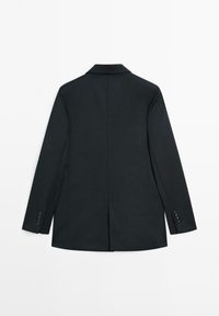 Černé společenské sako s hladkou texturou, rozparkem vzadu, vykrojenými klopami a čtyřmi knoflíky na rukávech.