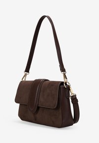 Bolso de mano de imitación ante marrón con solapa plana, herrajes dorados, asa corta para el hombro y forma rectangular estructurada.