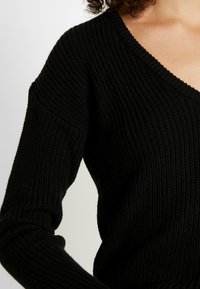 NA-KD Sweter