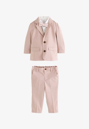 Hellrosa Kinderanzug mit Jackett, passender Hose, weißem Hemd mit Blumenmuster und einer Fliege auf weißem Hintergrund.
